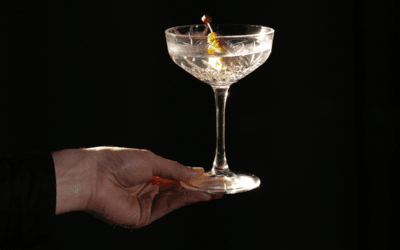 Black Saffron Martini: il cocktail milanese che conquistò Stanley Tucci
